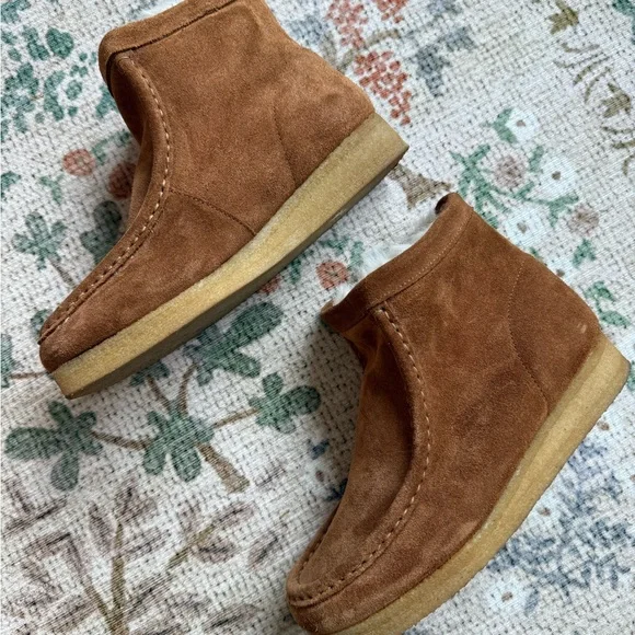 Clarks Women’s Wallabee Suede Ankle Boots with Fur Lining - Picture 3 of 5